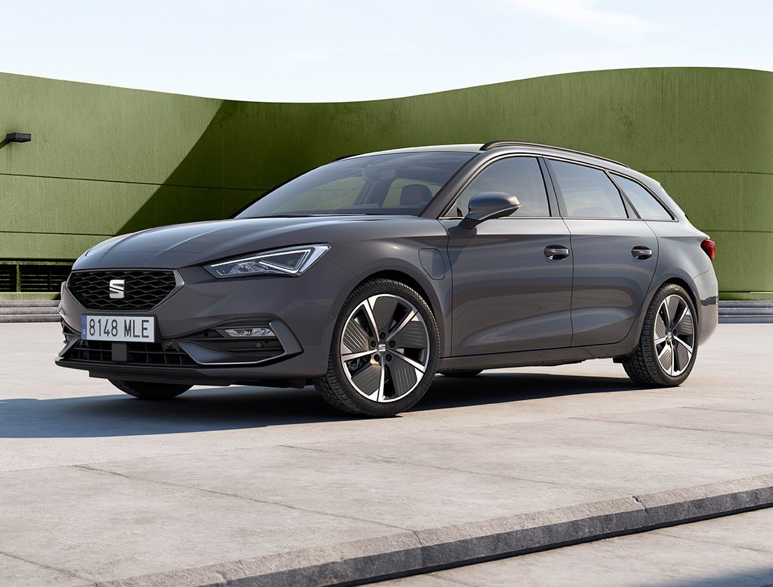 SEAT Leon Sportstourer e-HYBRID in Magnetic Tech beim Laden