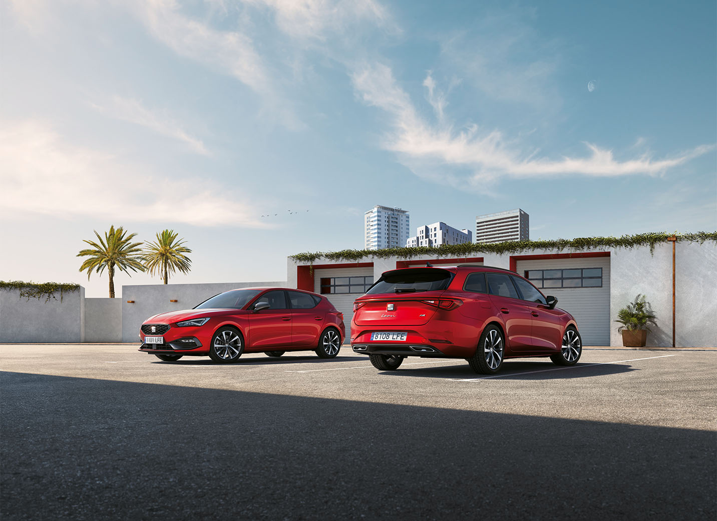 Zwei SEAT Leon Fahrzeuge vor einem Gebäude